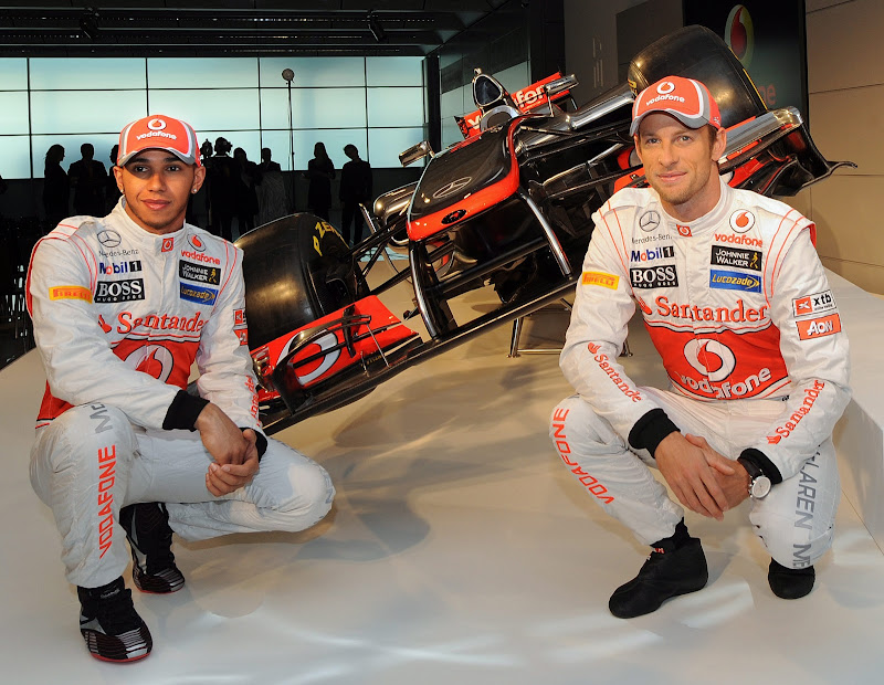 Льюис Хэмилтон и Дженсон Баттон на фоне нового болида McLaren MP4-27 на презентации 1 февраля 2012