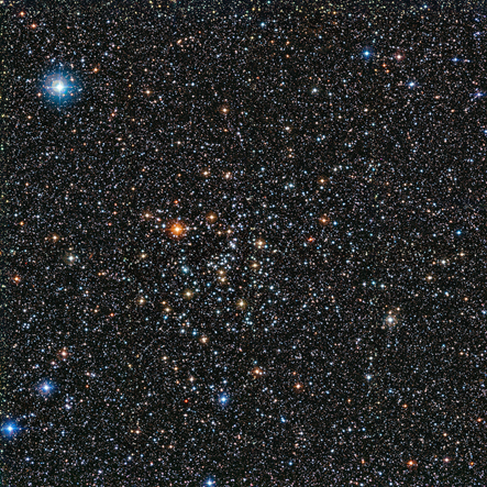 o rico aglomerado estelar IC 4651
