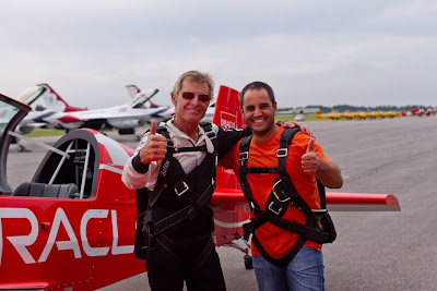 Хуан Пабло Монтойя и второй пилот на фоне самолета