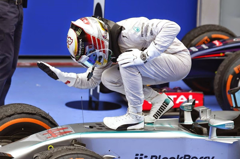 Льюис Хэмилтон хлопает Mercedes после победы на Гран-при Малайзии 2014
