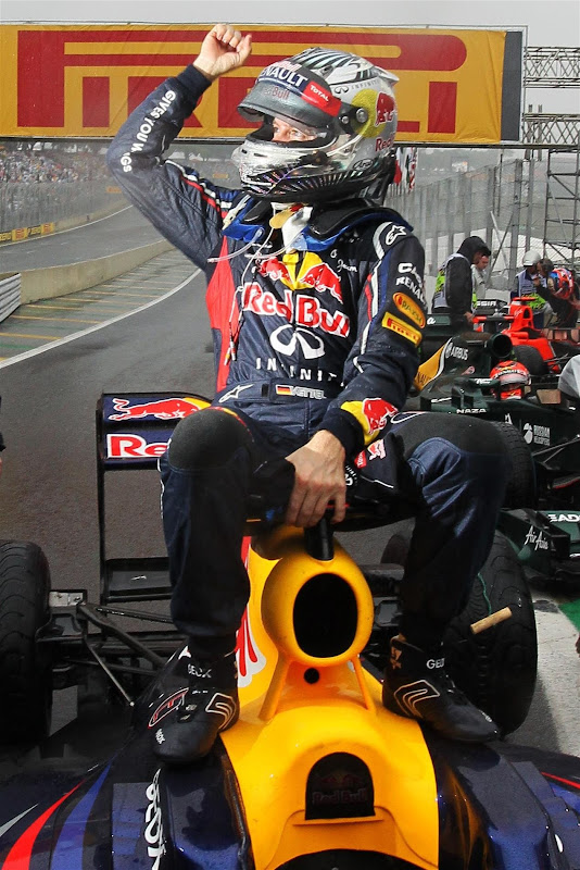 Себастьян Феттель оседлал свой Red Bull после финиша Гран-при Бразилии 2012