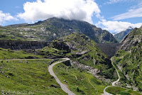 Grimselpaß, Nordrampe.
Blick auf die Staumauer des Grimselsee und den Felssporn mit dem Hotel Grimsel Hospiz.
