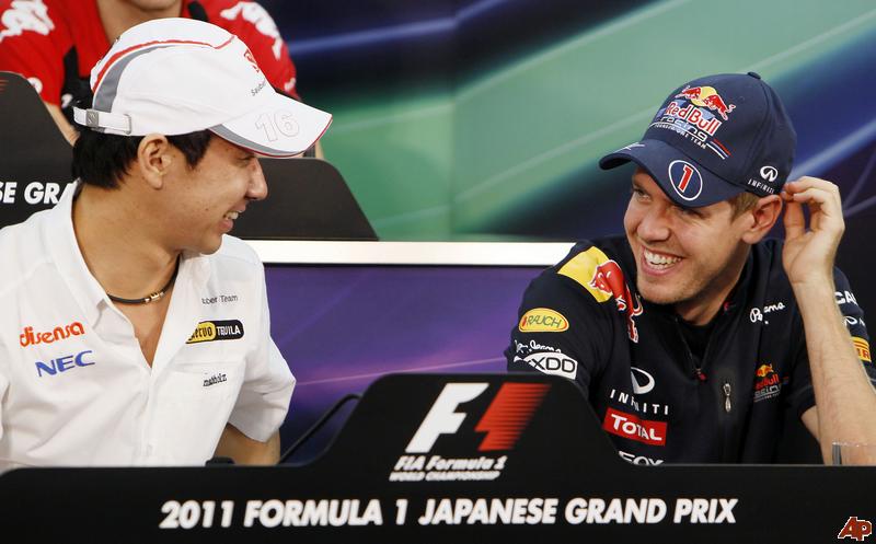 Камуи Кобаяши и Себастьян Феттель смеются на пресс-конференции Гран-при Японии 2011