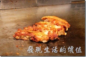 台南-椰如鐵板燒創意料理。雞腿肉在鐵板上慢慢的燒成了金黃色。