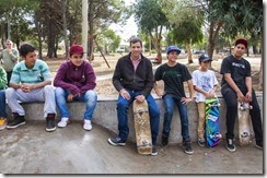 Juan Pablo de Jesús con los chicos en el Skate Park