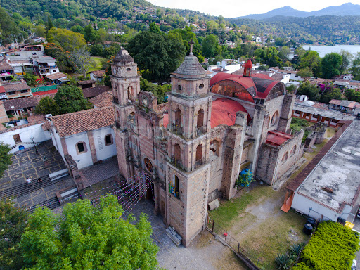 Santuario De Santa Maria Ahuacatlán (El Cristo Negro), Ameyal 101, Sin Nombre, 51200 Valle de Bravo, Méx., México, Iglesia cristiana | EDOMEX