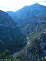 Auf der Höhenstraße D71 an der Südseite des Grand Canyon du Verdon (Corniche Sublime) nach Osten.
Der Verdon hat sich hier ein sehr tiefes und eindrucksvolles Bett gegraben.
An der Nordseite des Canyon verlaufen die D952 und D23 (Route des Cretes). Die südliche D71 bietet die vergleichsweise bemerkenswerteren Blicke in den Canyon.