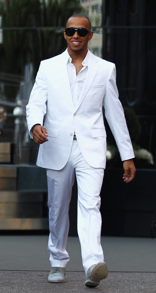 Льюис Хэмилтон в белом костюме на Гран-при Монако 2011