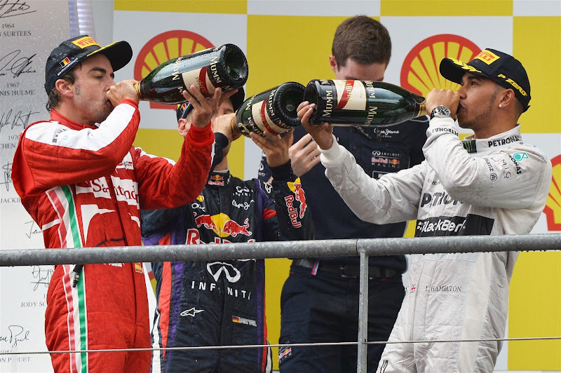 Фернандо Алонсо, Себастьян Феттель и Льюис Хэмилтон пьют шампанское на подиуме Гран-при Бельгии 2013
