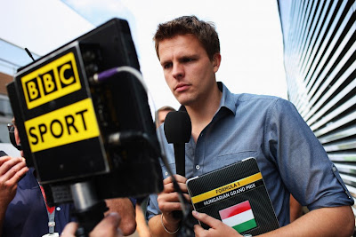 Джек Хамфри смотрит в монитор BBC на Гран-при Венгрии 2011