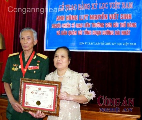 Trao bằng kỷ lục Việt Nam cho Anh hùng Nguyễn Viết Sinh