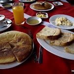 Nowy dzień zaczynamy od śniadania: placek drożdżowy zwany naleśnikiem, miód, jajecznica, tosty, kawa i sok pomarańczowy.