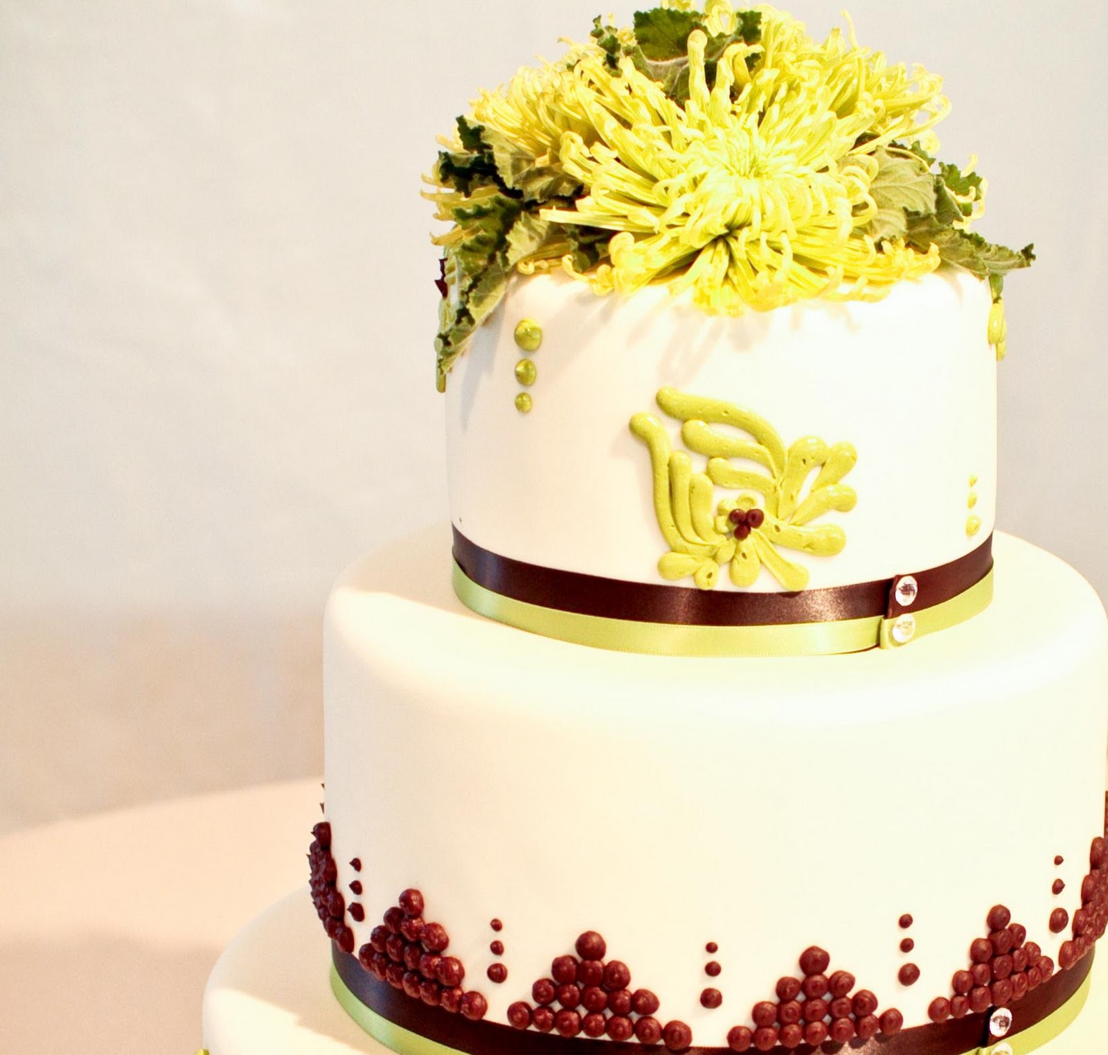 Green Spider mum wedding cake