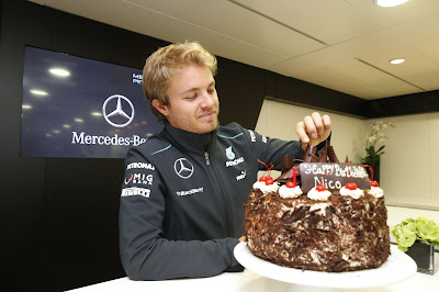Нико Росберг празднует день рождения с тортиком на Гран-при Великобритании 2013