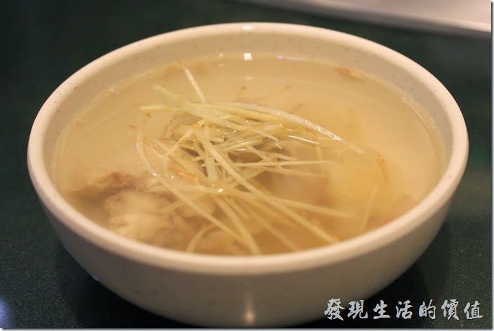 台南-椰如鐵板燒創意料理。鹹菜鴨湯：鹹中帶甜的湯，服務人員會幫忙盛上來，一定要配著薑絲才更有風味。 