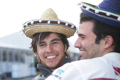 Серхио Перес со своим гоночным инженером Марко Шупбахом в мексиканских шляпах на Гран-при Японии 2011