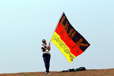 болельщица Нико Хюлькенберга с флагом Go kick some ass Hulk на Гран-при Китая 2012