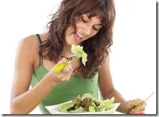 Una donna mangia le verdure