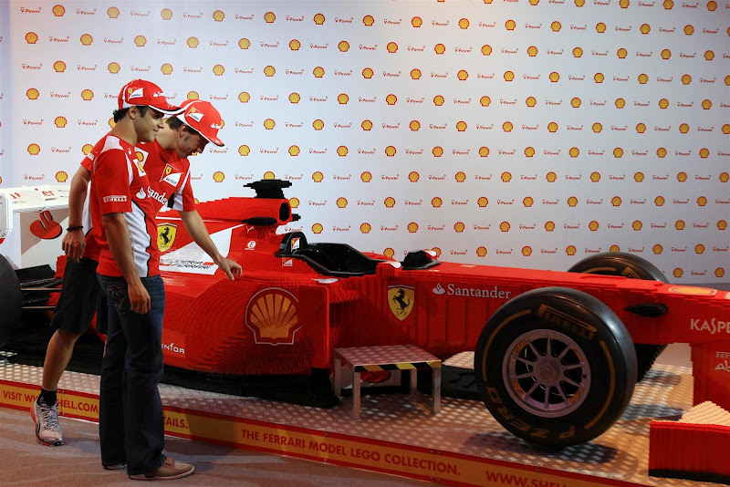 Фернандо Алонсо и Фелипе Масса и болид Ferrari из лего на Гран-при Сингапура 2012