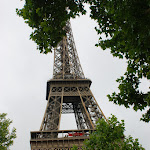 DSC06532.JPG - 21.06.2015. Paryż;  Pola Marsowe; wieża Eiffla w pochmurny dzień