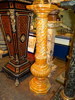 Мраморная колонна. 19-й век. Высота 115 см. 4800 евро. Мраморная колонна. 19-й век. Высота 115 см. 4800 евро.