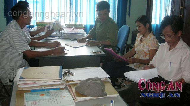 Các thành viên Ban Cai Nghiện cộng đồng thị trấn Tân Lạc khảo sát người nghiện