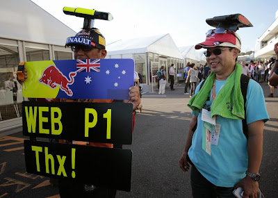 Web P1 Thx - болельщики Марка Уэббера радуются победе в квалификации на Гран-при Японии 2013