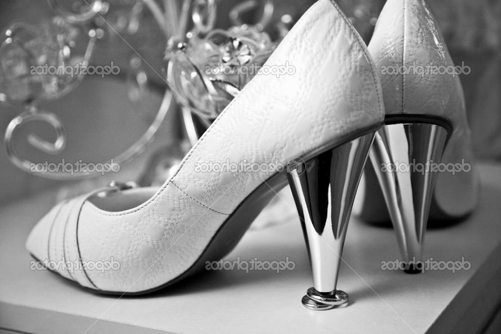 Wedding rings under the heel