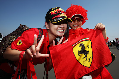 болельщицы Ferrari и Фернандо Алонсо на Гран-при Японии 2011