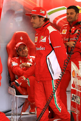 Фелипе Масса и Фернандо Алонсо болтают в боксах Ferrari на Гран-при Великобритании 2012