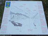 Südrampe des Col de la Cayolle (2326 m) Richtung Entraunes.
Am Straßenrand eine Übersichtszeichnung zum vorhergehenden Bild.