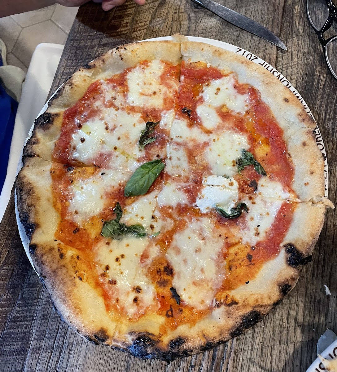 MARGHERITA STG
Mozzarella di bufala campana DOP, San Marzano tomato sauce, basil.