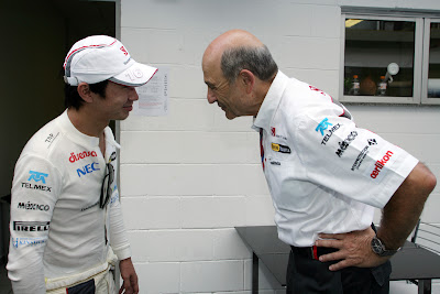 Петер Заубер поздравляет Камуи Кобаяши в японском стиле на Гран-при Бразилии 2011