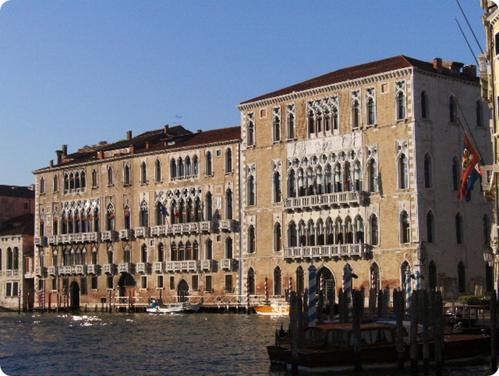 Veneto-Cà_Foscari_and_Giustinian_palaces_from_San_Toma'