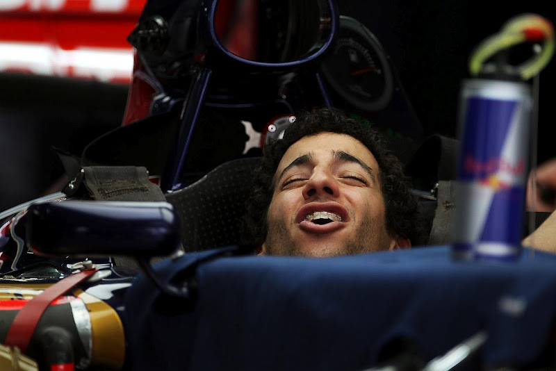веселящийся Даниэль Риккардо в кокпите Toro Rosso на Гран-при Малайзии 2012