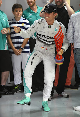 Нико Росберг с победным трофеем на Гран-при Германии 2014