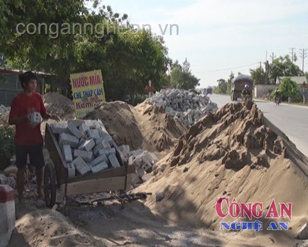 Người dân ngang nhiên biến lòng đường 536 thành sân nhà mình để đổ vật liệu xây dựng