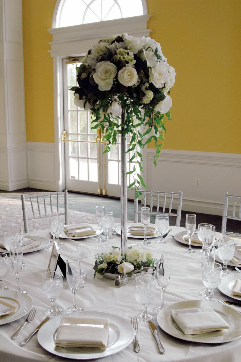 Wedding reception table flower tower centerpiece idea photo: a beautiful