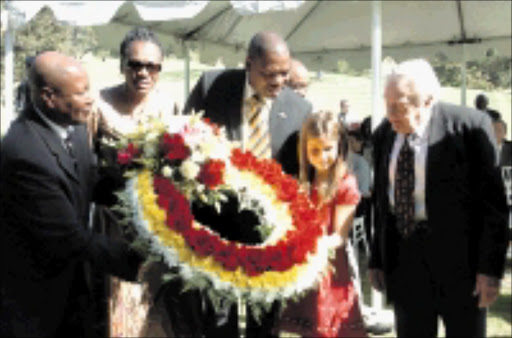 TRIBUTE: Premier Zweli Mkhize flanked by John Dube's grandson Zenzele Dube, KZN's first lady May Mashigo-Mkhize, Cullen's great-granddaughter Madeline Hood and grandson Rev Jackson Wilcox in Los Angeles yesterday. Pic: Siyabonga Mosunkutu. 10/11/2009. © Sowetan.