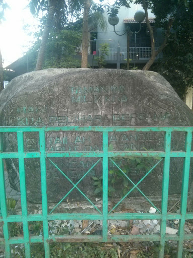 Taman Ini Milik Kita Statue