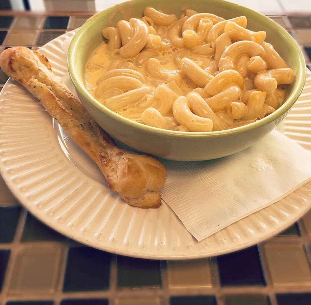 Super creamy mac n cheese with a soft breadstick 👌🏼