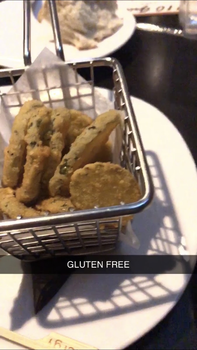Gluten free fried pickles appetizer. (Blurry cause it was from a video I took sorry!) Came with 2 dipping sauces and a wood pick that said “allergy” on it