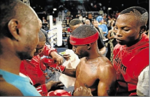 FIRMLY FOCUSED: Zolani Tete, right, has asked the fight of his brother Makazole to be postponed to give him more time to prepare Picture: FILE