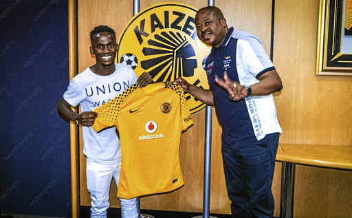 Kaizer Chiefs boss Bobby Motaung welcomes midfielder Kabelo Mahlasela at Naturena. /Twitter