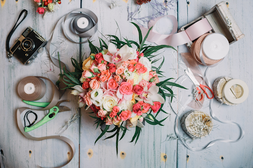 Fitas e flores para a decoração de uma festa lixo zero