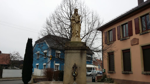 Fontaine De La Vierge A L'enfant 