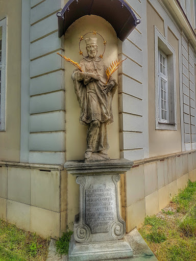socha na rohu trnavskej univerzity