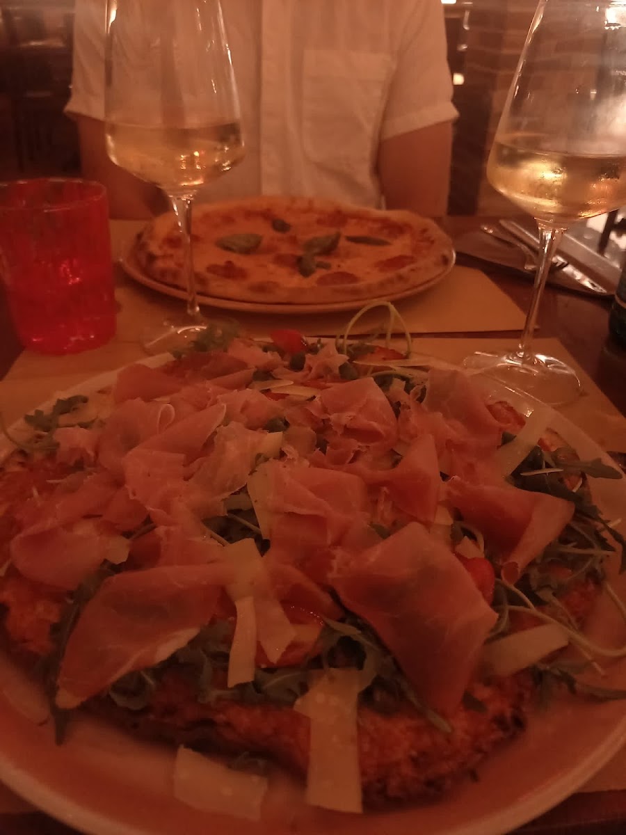 Artisti pizza with added prosciutto