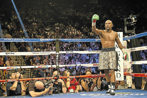 Floyd Mayweather Jr. (gold) in his corner during fight vs Marcos Maidana (red) at MGM Grand Garden Arena. Las Vegas.