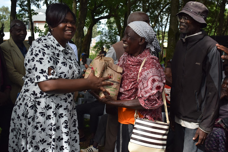 Homa Bay Governor Gladys Wanga distributes seeds to sunflower famers at Rawinji chief's camp in Kasipul constituency on May4